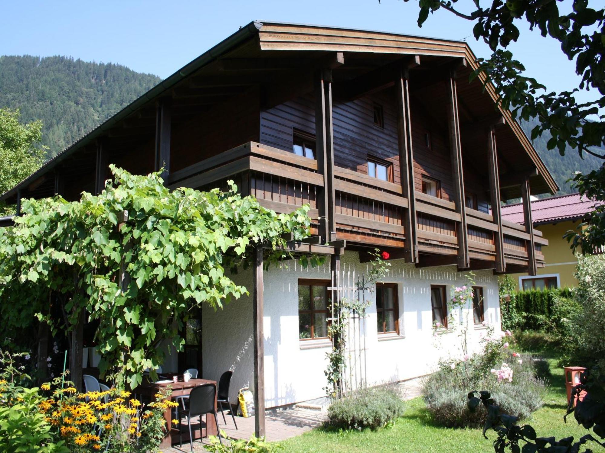 Quaint Mansion Near Bus In *